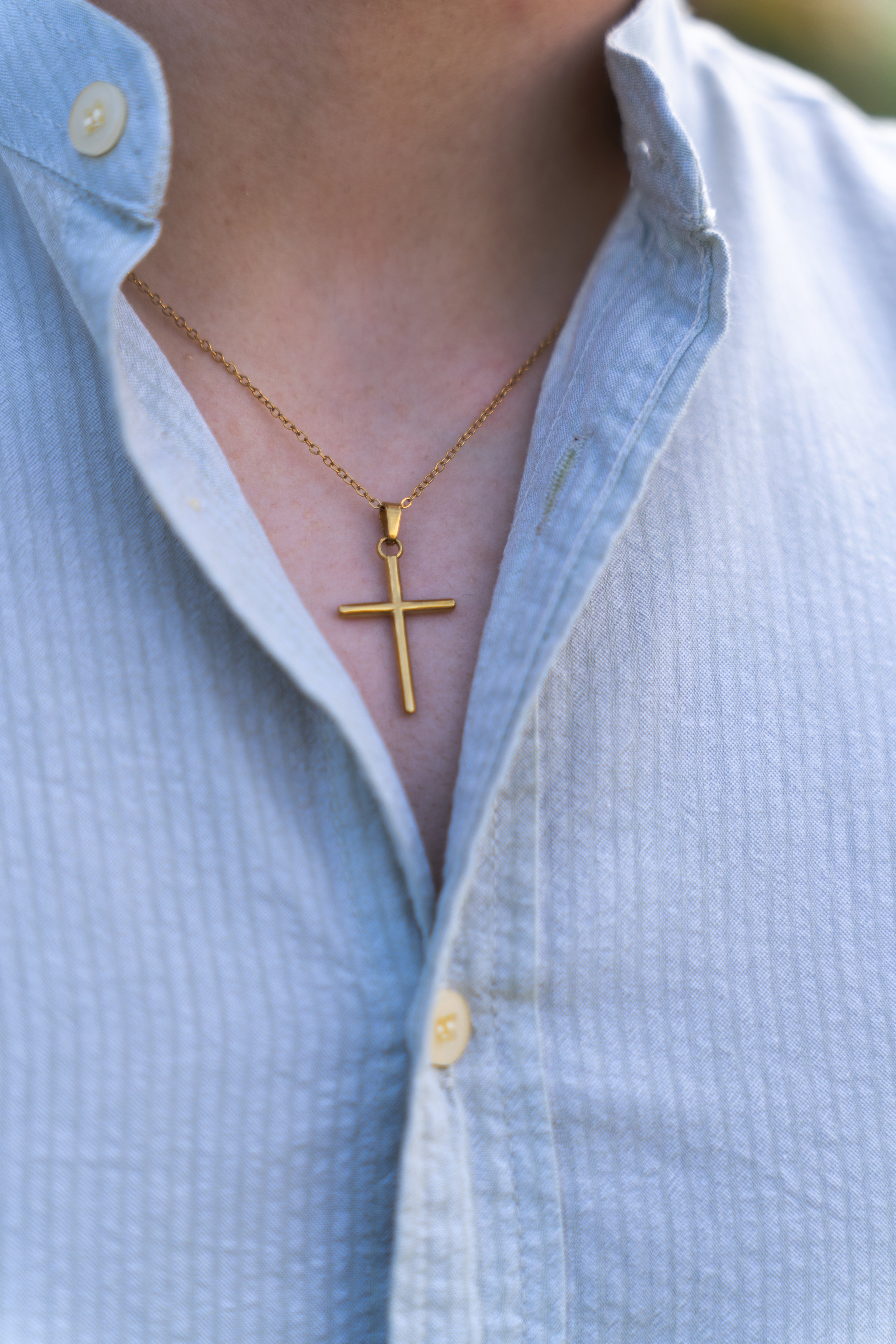 Collar cruz dorado minimal