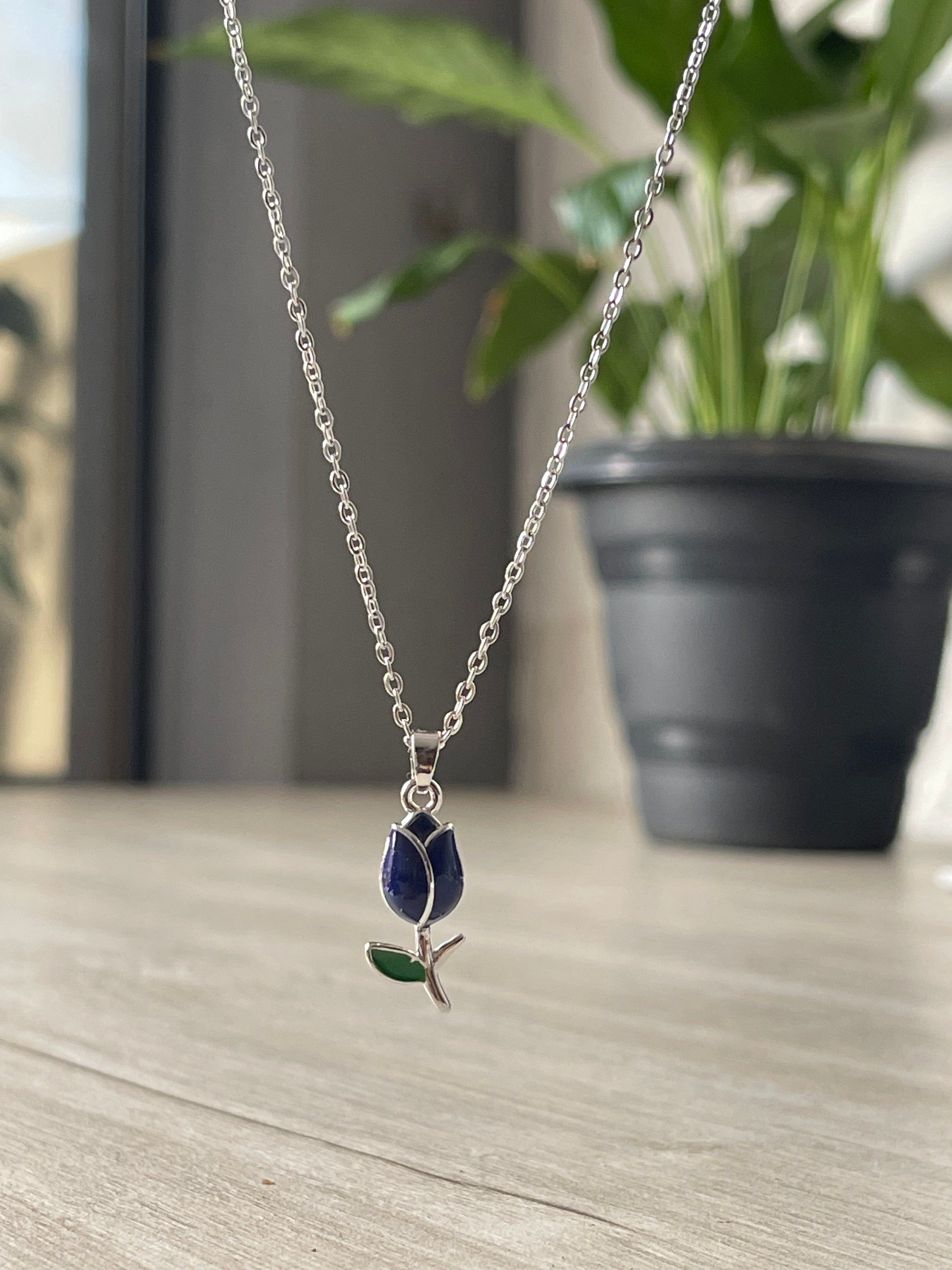 Collar tulipán plateado