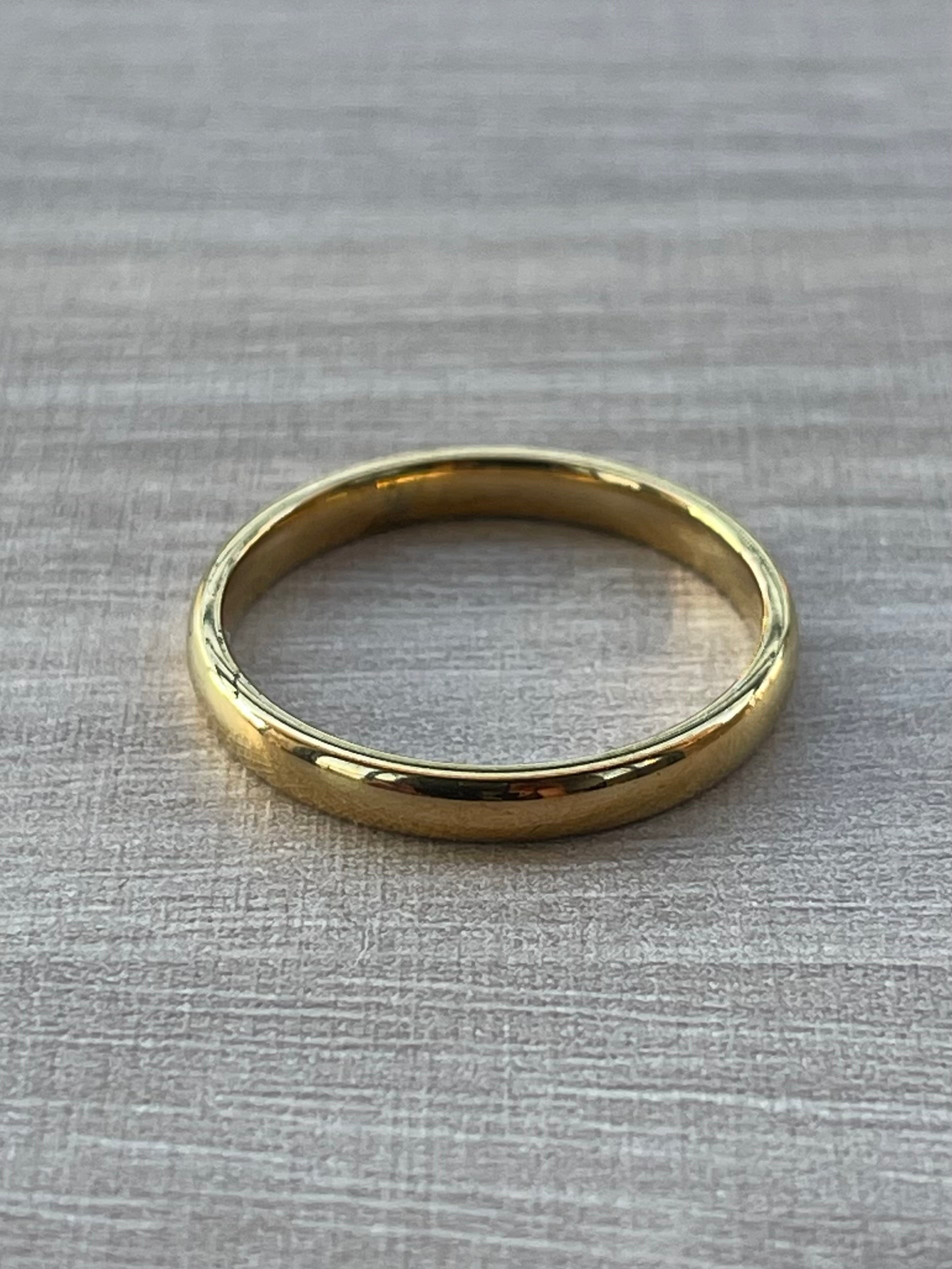 Anillo liso fino dorado