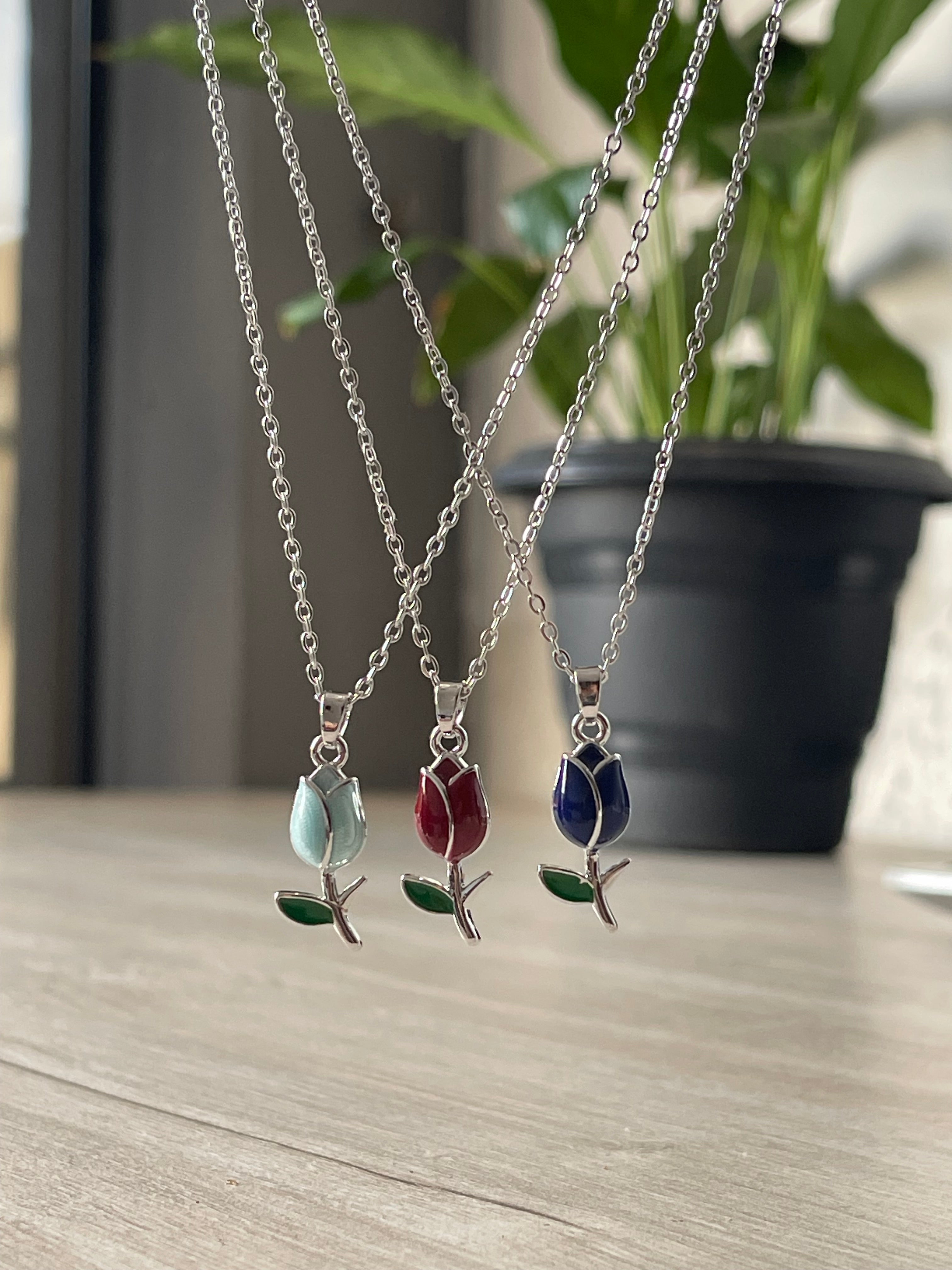 Collar tulipán plateado