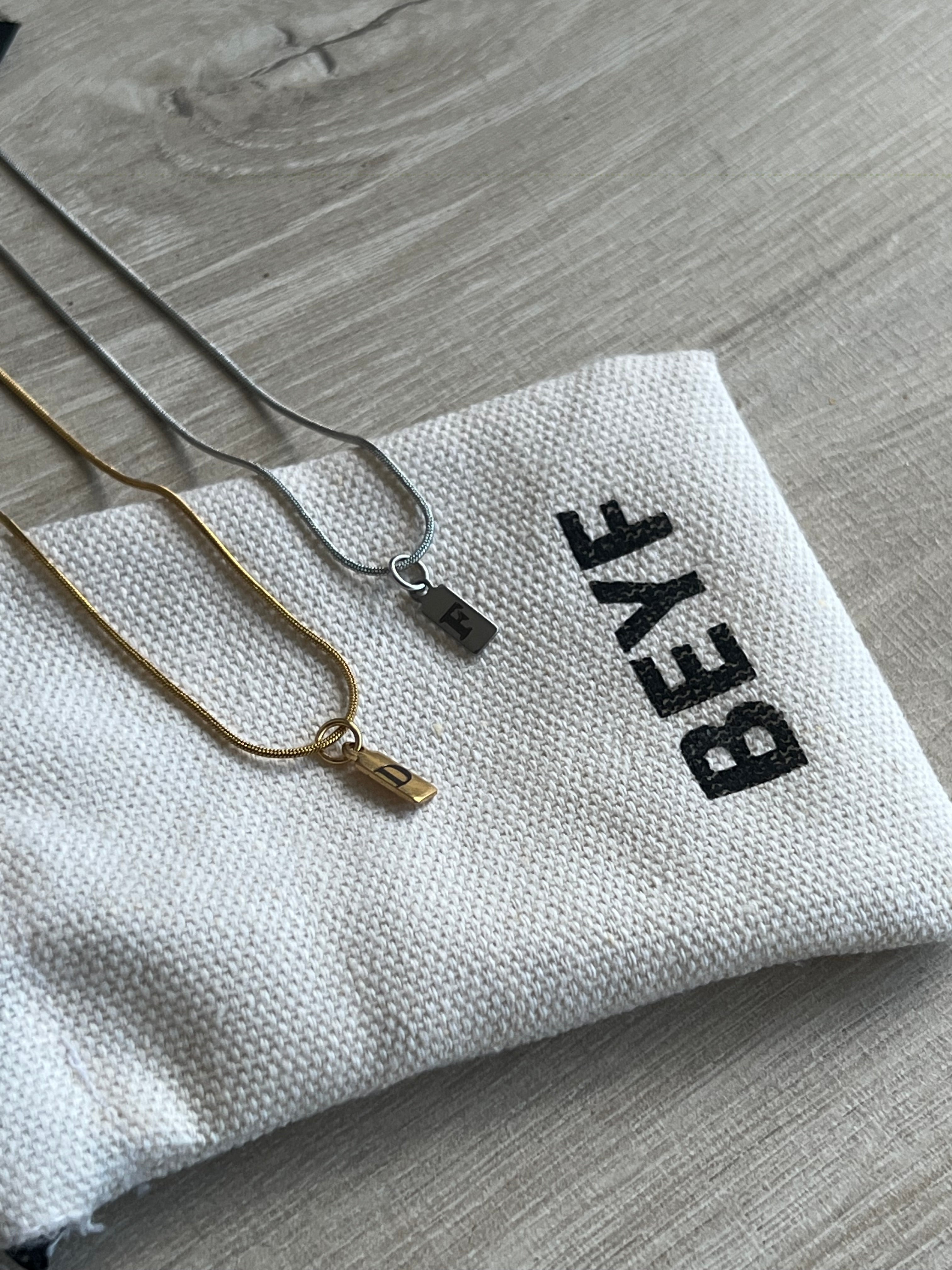 Collar con iniciales