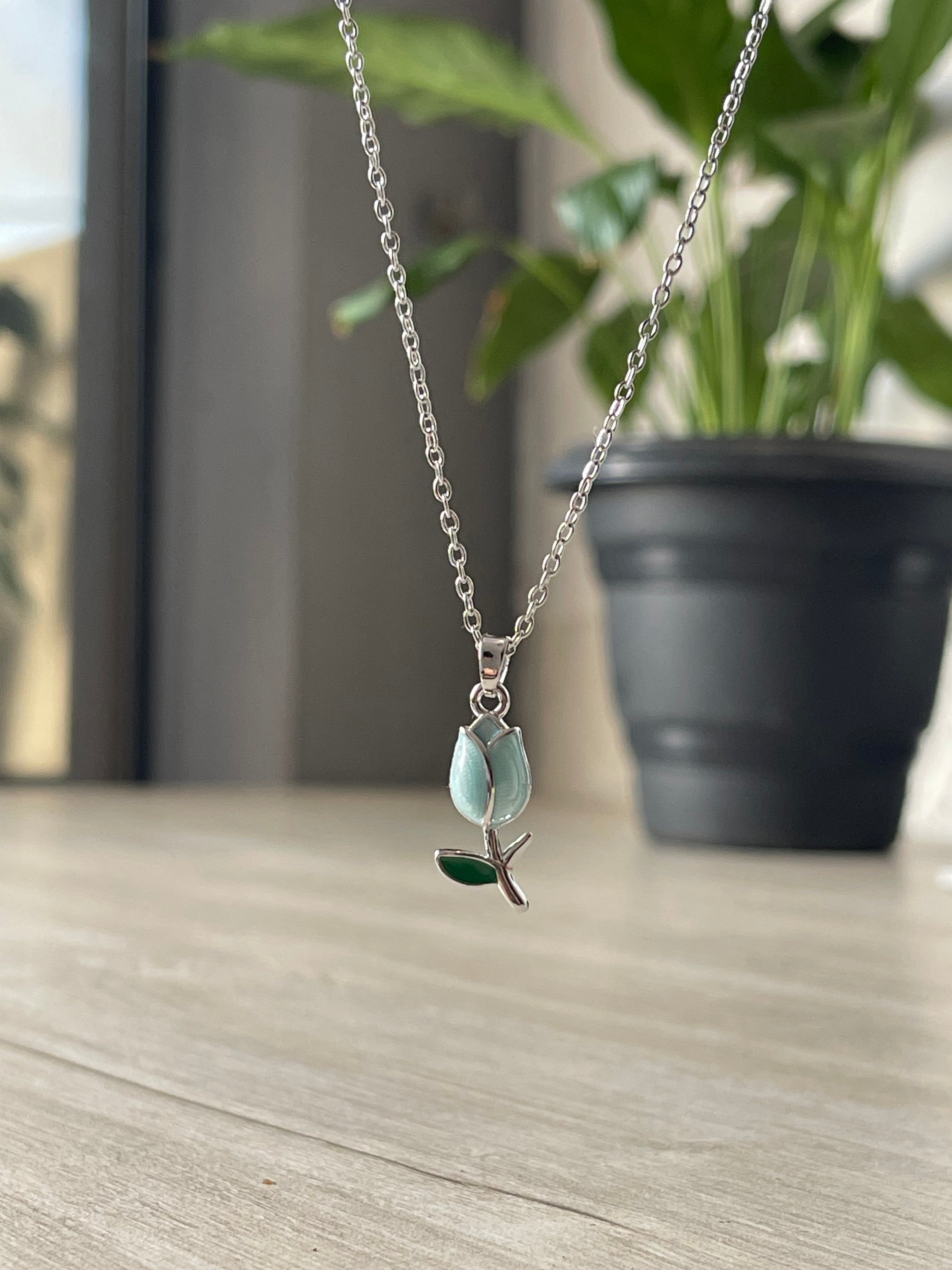 Collar tulipán plateado